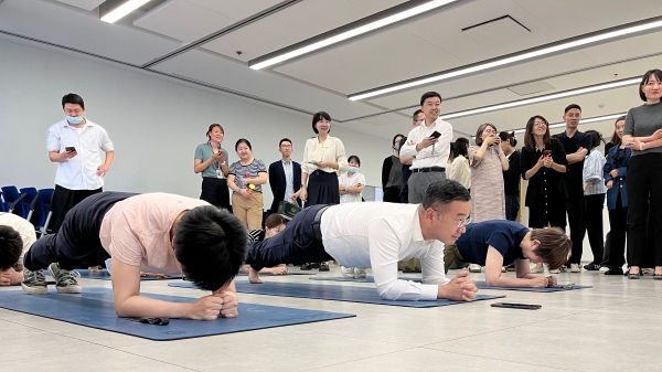 2.平板支撑比赛