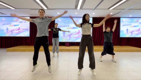 14.套圈活动开合跳